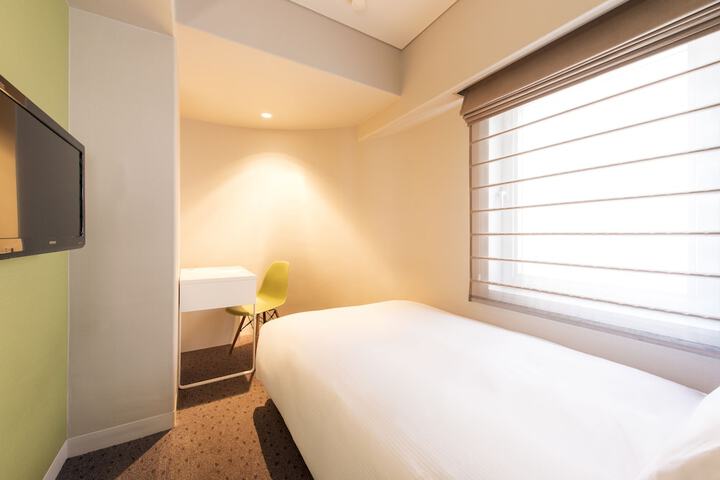 Room 12 of 28