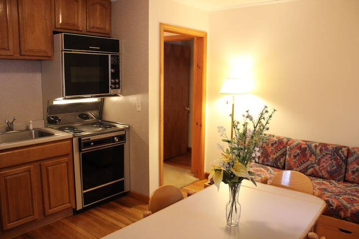 Pine Country Economy King Bed Pet Friendly (19 of 31)
