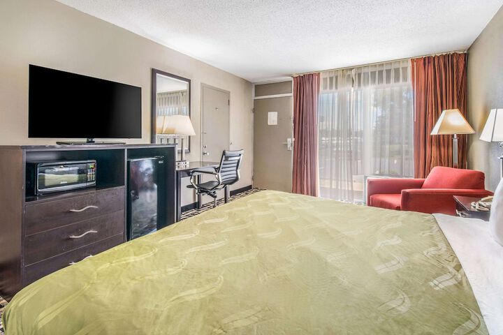 1 King Bed Accessible (18 of 21)