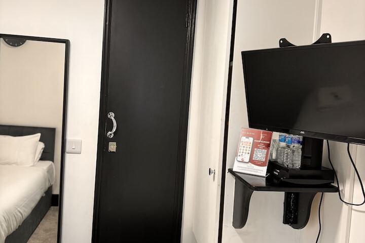Room 17 of 27