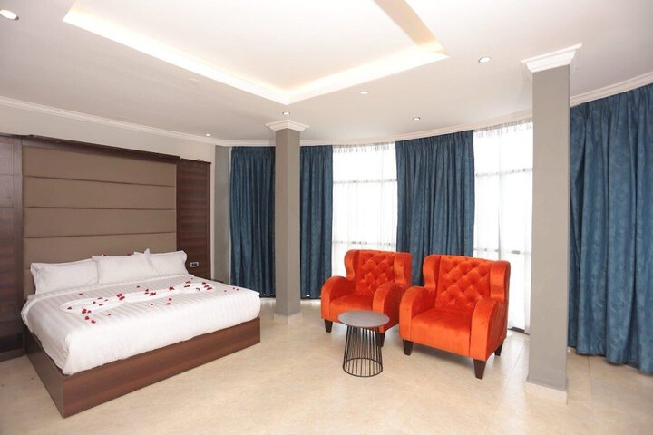 Room 5 of 8