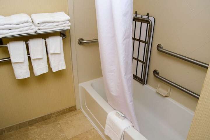 2 Queen Bed Accessible Room with Accessible Tub (14 of 35)