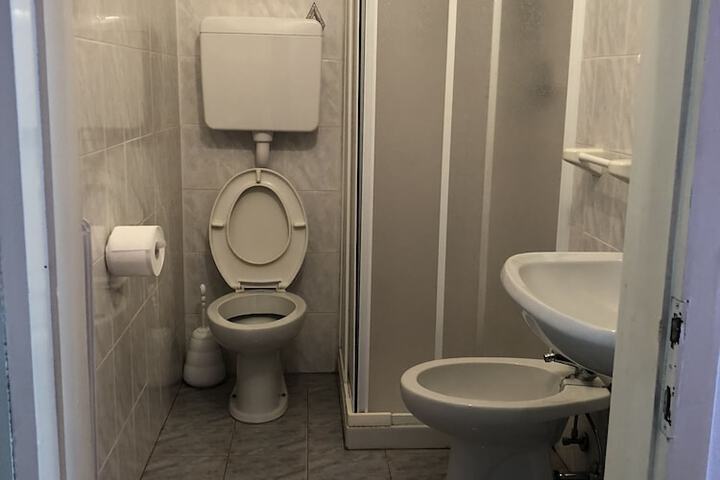 Room 6 of 9