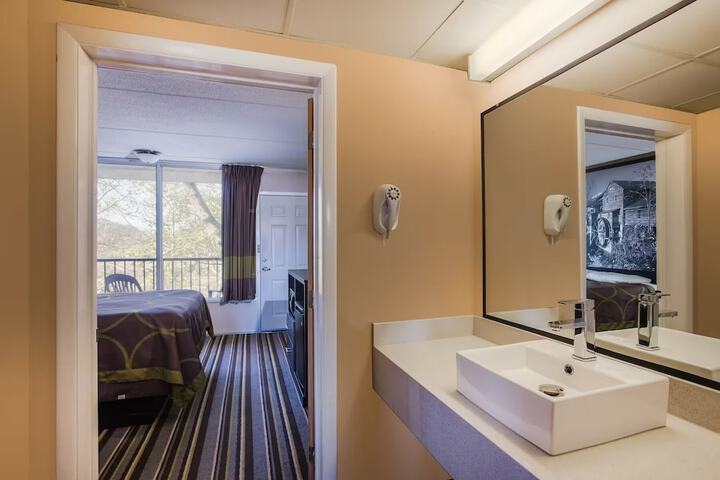 1 Queen Bed Accessible Room (12 of 12)