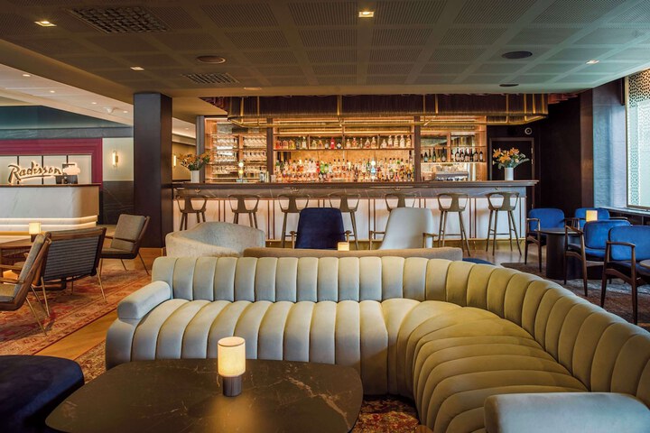 Lounge 103 of 122