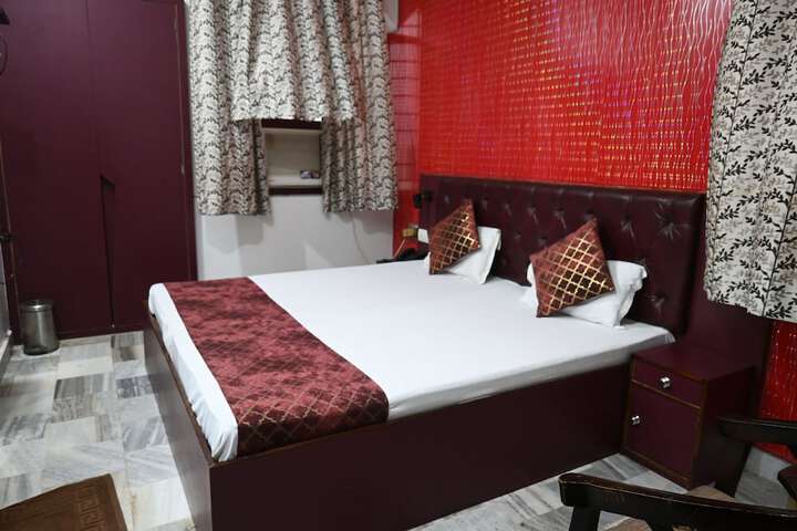 Room 4 of 11