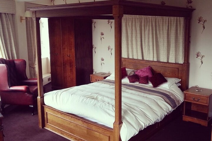 Room 7 of 9