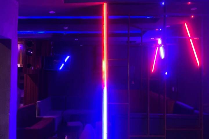 Lounge 6 of 8