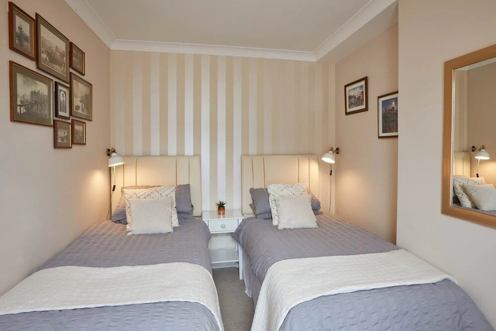 Room 2 of 10