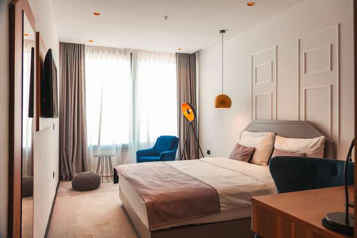 Room 9 of 33
