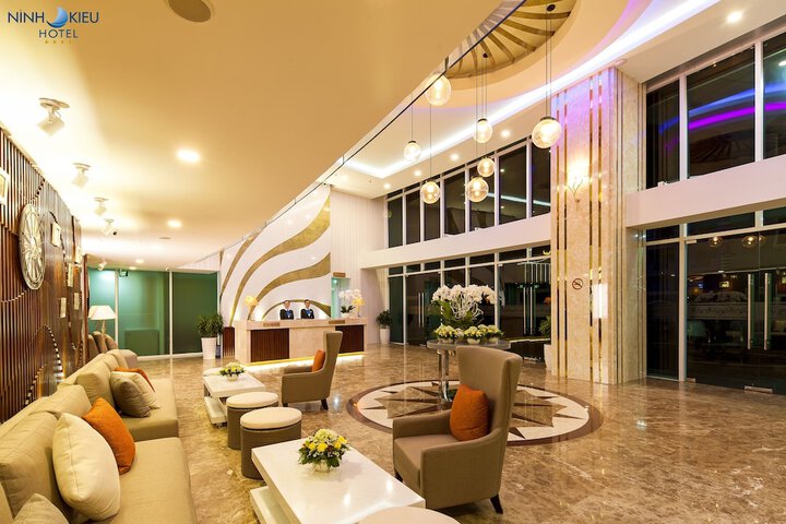 Lounge 72 of 90