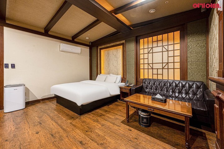 Room 9 of 15