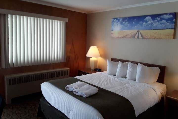Room 4 of 8