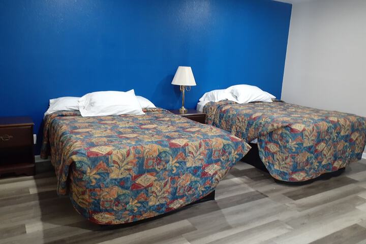 2 Queen Beds (2 of 9)