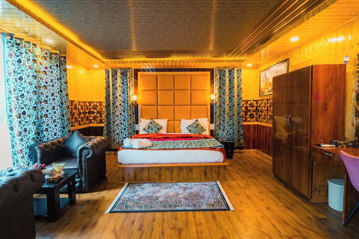 Room 8 of 16