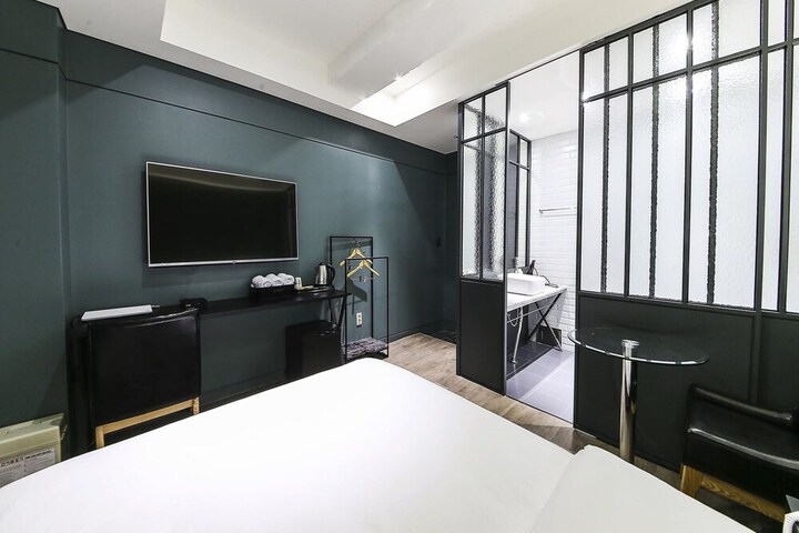 Room 32 of 35