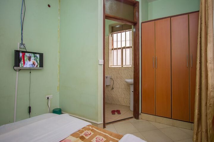 Room 17 of 38