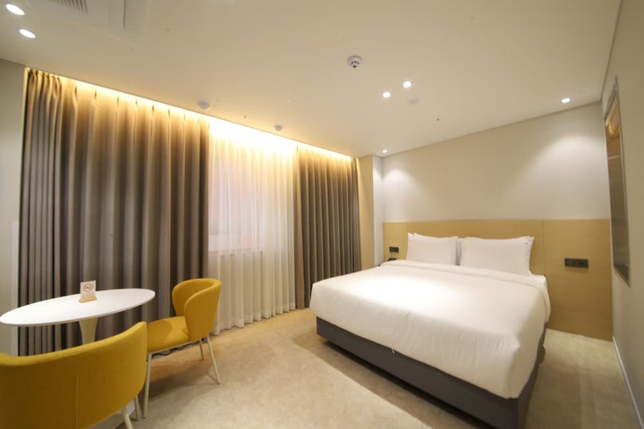 Room 28 of 71