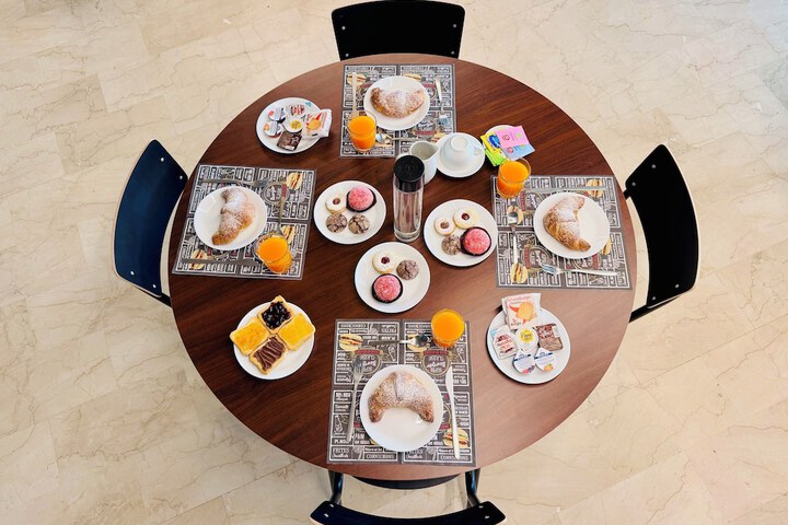 Breakfast/Coffee Service 26 of 37