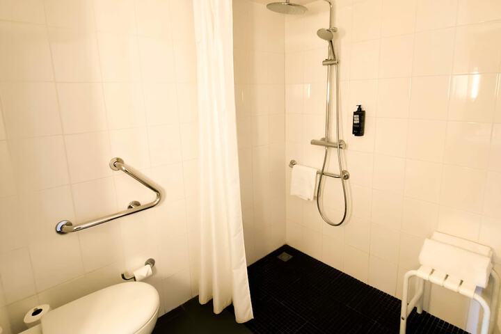 Room 16 of 110