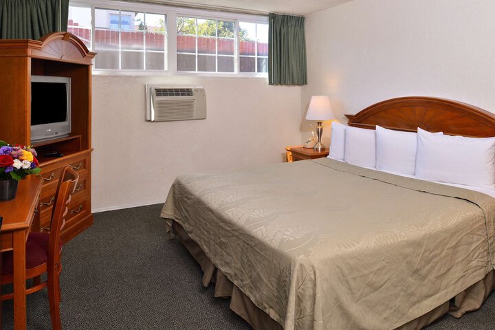 1 King Bed (7 of 8)