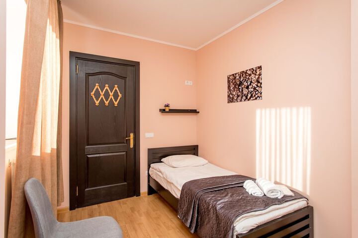 Room 6 of 9