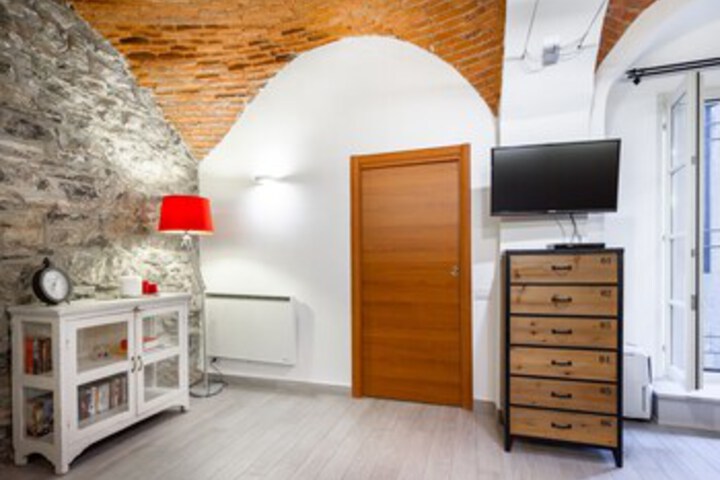 Room 6 of 16