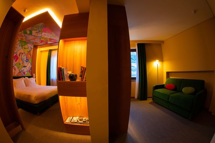 Room 28 of 153