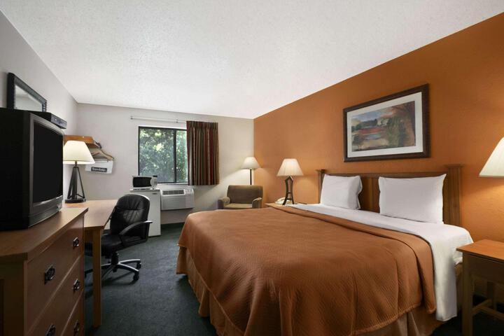 1 King Bed (4 of 18)