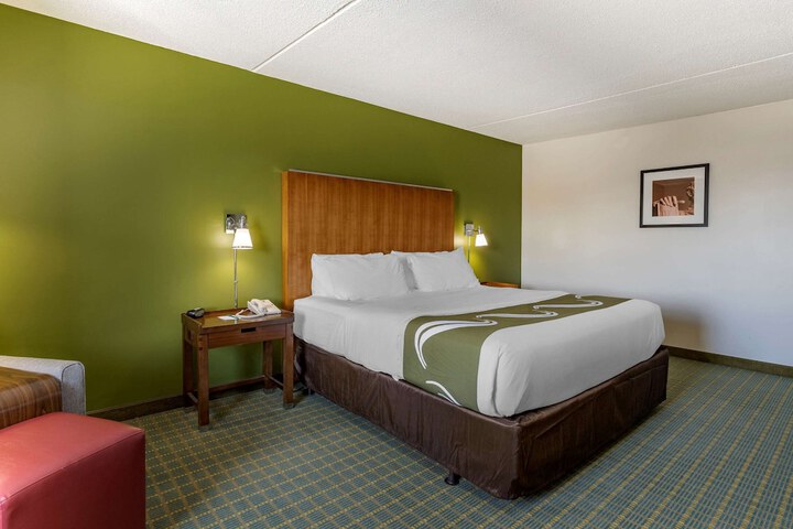 1 King Bed (9 of 18)