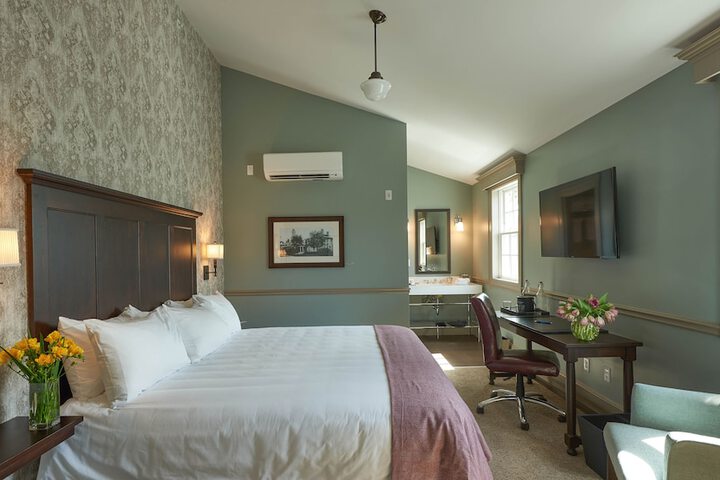 Premier King Bed Hill View (29 of 30)