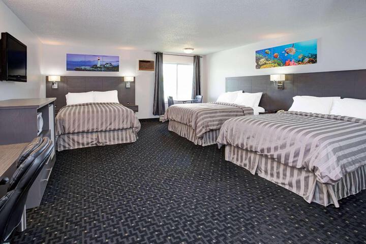 1 Queen Bed (6 of 25)