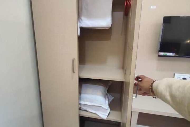 Room 2 of 7