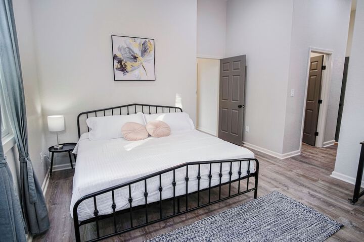 Room 6 of 33