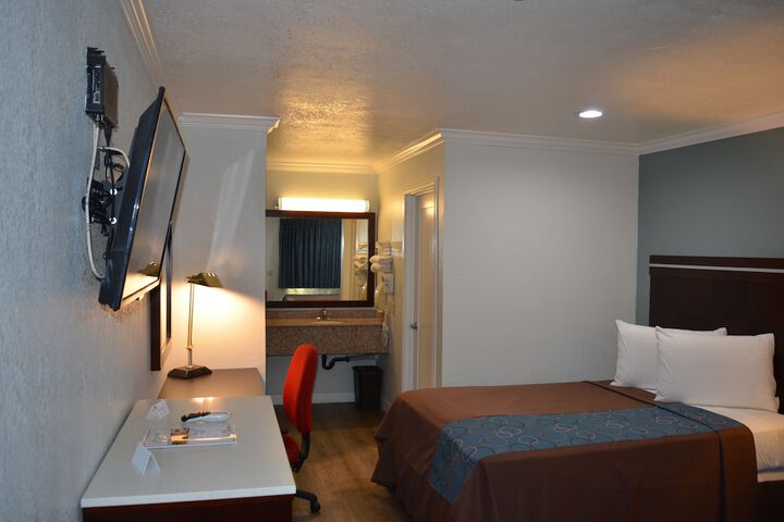 2 Queen Beds (11 of 12)