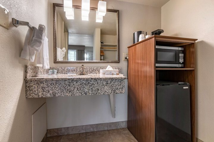 1 King Bed Microwave and Refrigerator WiFi Full Breakfast (4 of 10)