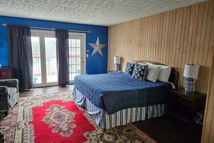 Studio Suite 1 Queen Bed with Sofa Bed Kitchen Lakeside (1 of 3)