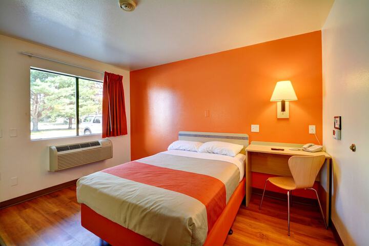Deluxe Room 1 Queen Bed Accessible Refrigerator, Microwave (10 of 12)