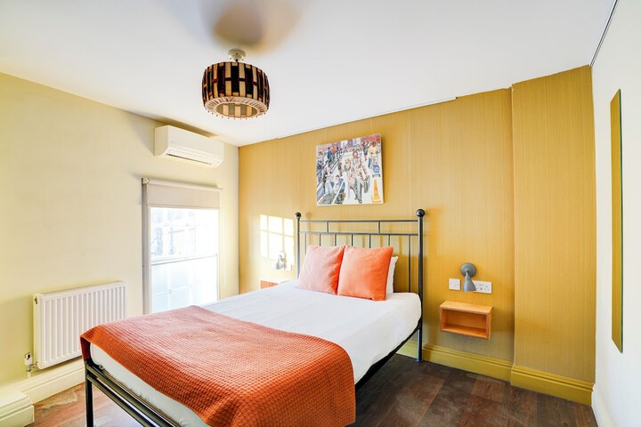 Room 4 of 27