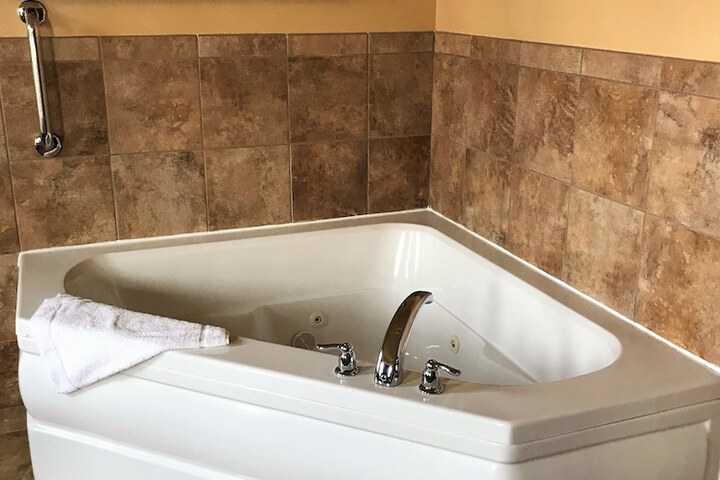 Jetted tub