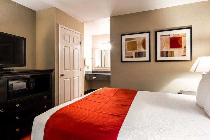 1 Queen Bed Microwave and Refrigerator WiFi Full Breakfast (11 of 11)