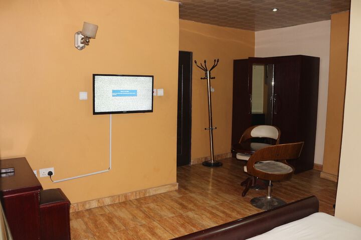 Room 6 of 28