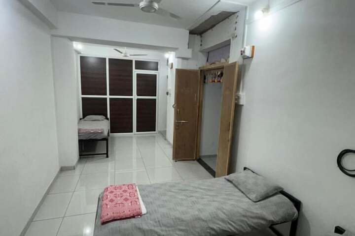 Room 4 of 8