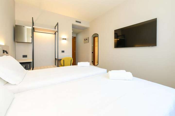 Room 40 of 89