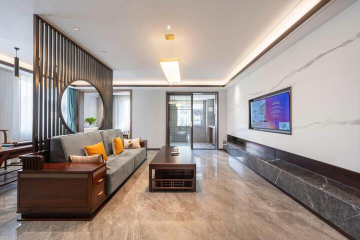 Lounge 17 of 25