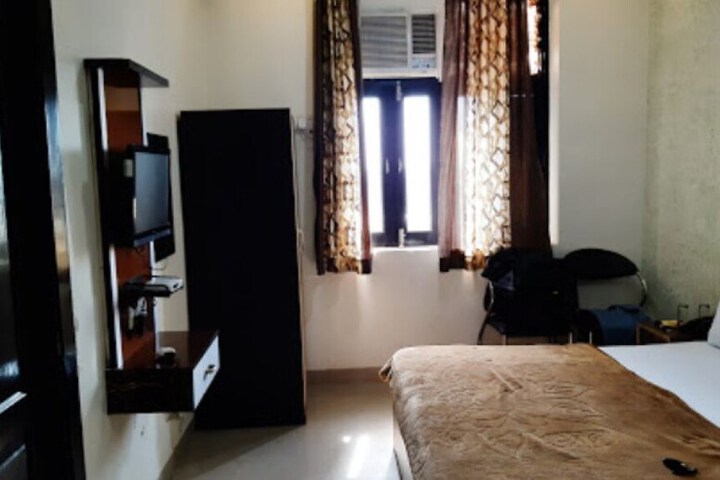 Room 9 of 16