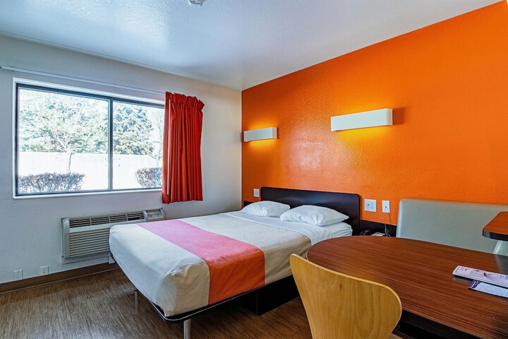 1 Queen Bed (3 of 9)