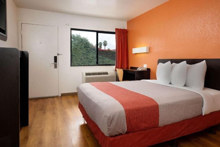 Room 4 of 12