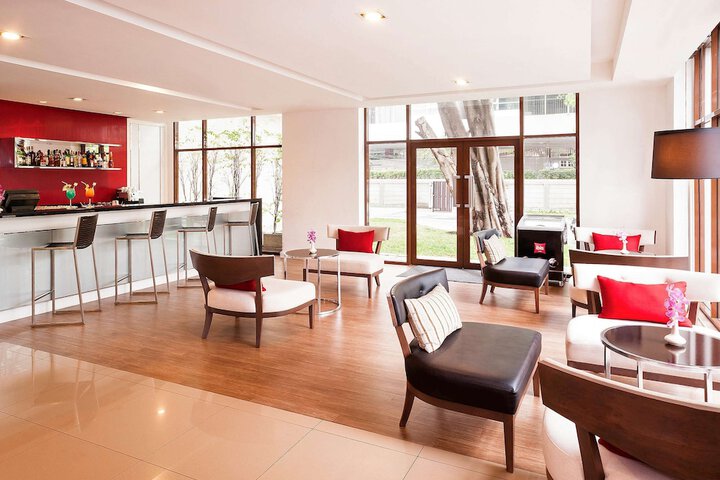 Lounge 44 of 61