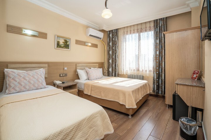 Room 11 of 28